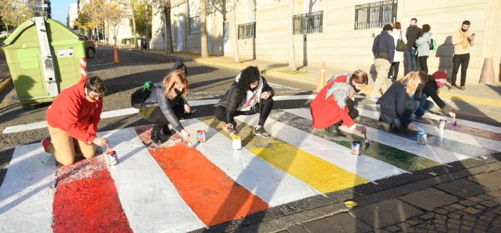 La senda peatonal del Concejo renovó sus colores a favor de la diversidad