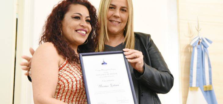 Se otorgó Diploma de Honor a la cantante “Karina Latina”